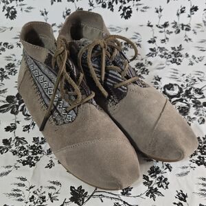 Toms Tan Suede Lace-Up Shoes with Branded Insole B94